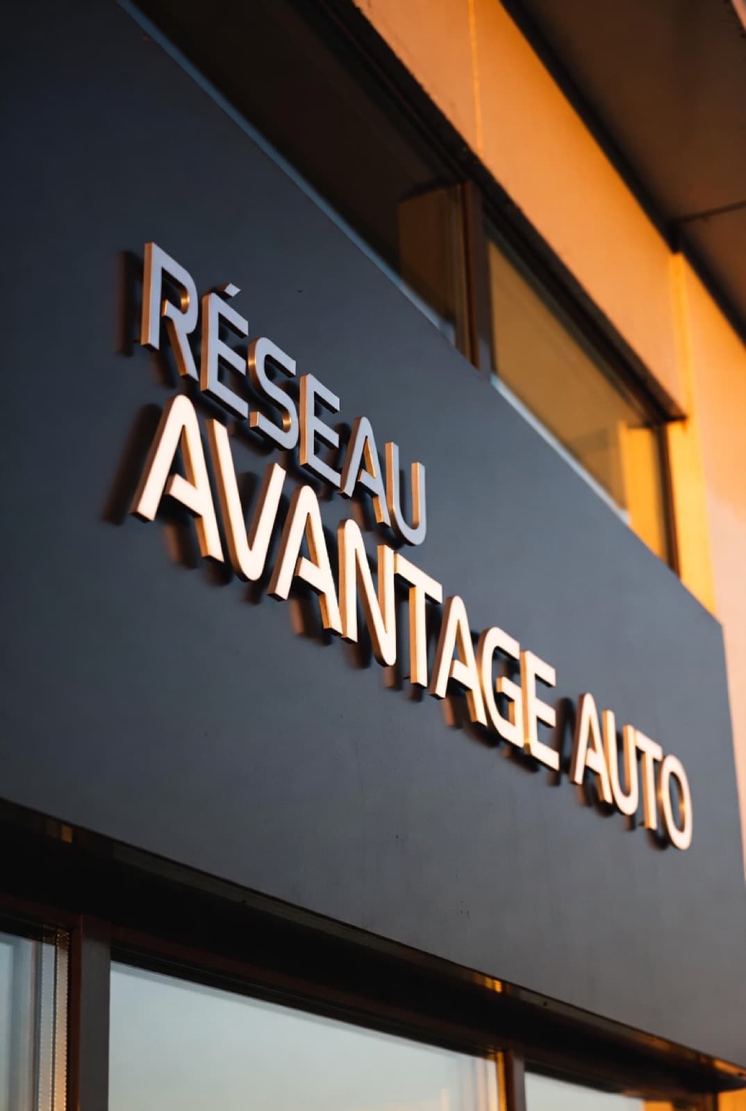 L'enseigne Réseau Avantage Auto au-dessus de la vitrine de l'agence